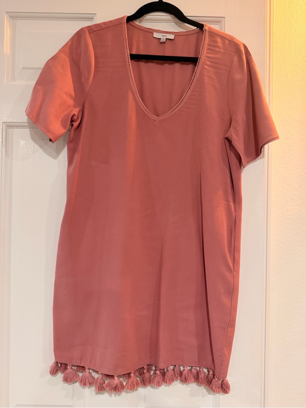 Fate Women's Tassel-Hem V-Neck Top - Dusty Rose